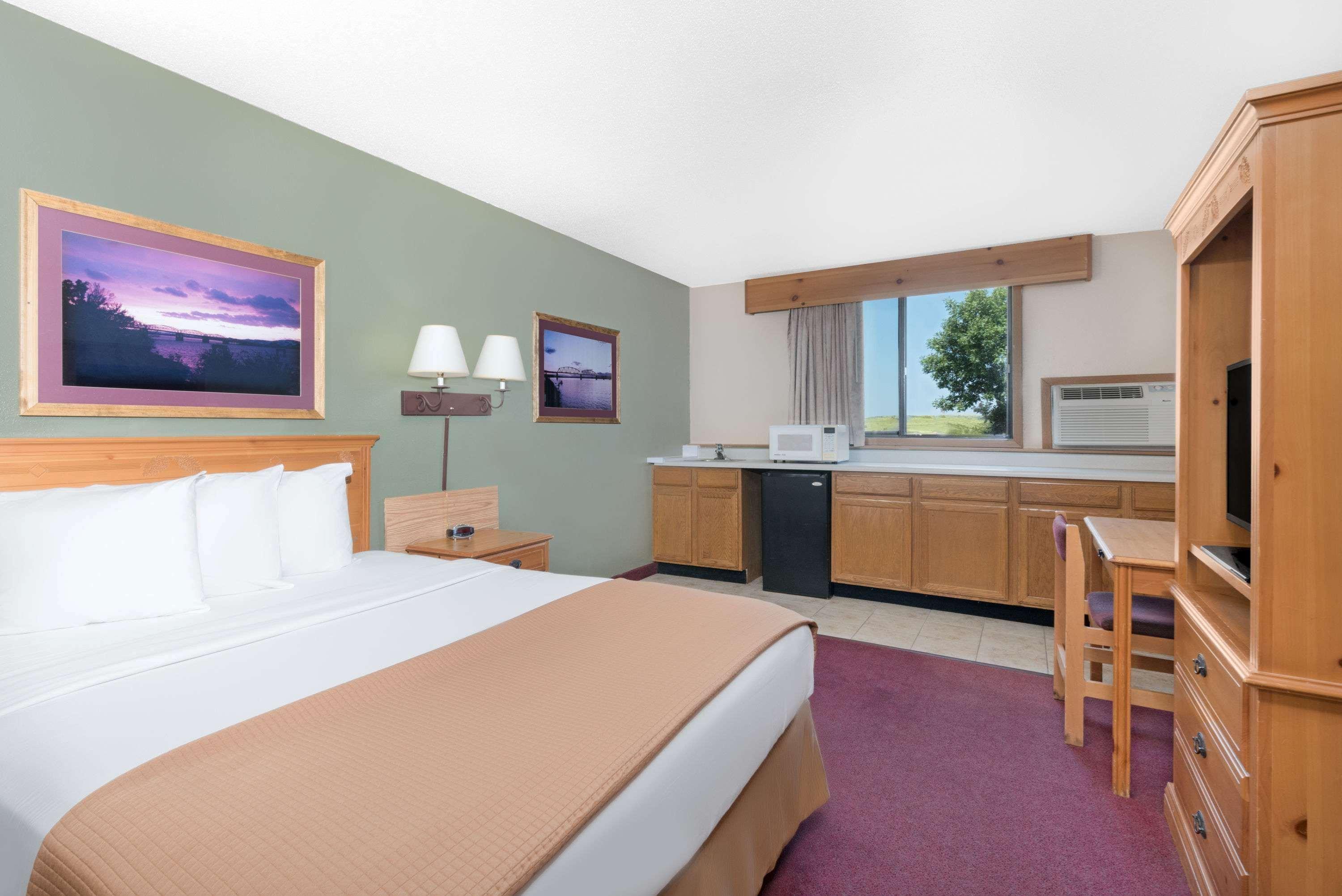 Super 8 By Wyndham Chamberlain Sd Hotel Exterior foto